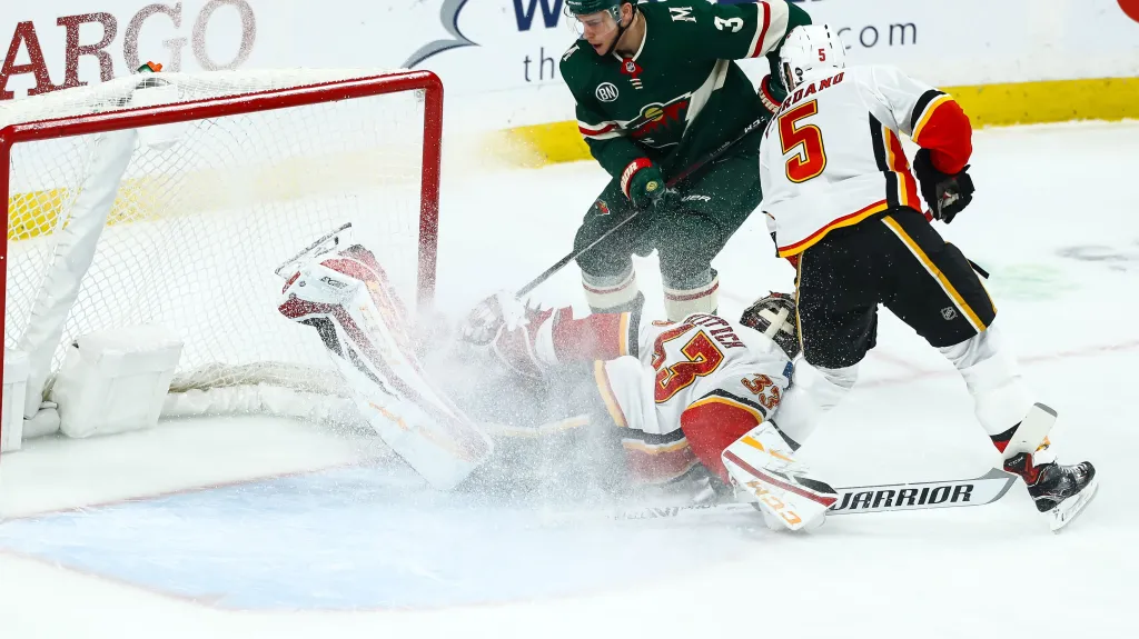 David Rittich z Calgary likviduje šanci v utkání s Minnesotou