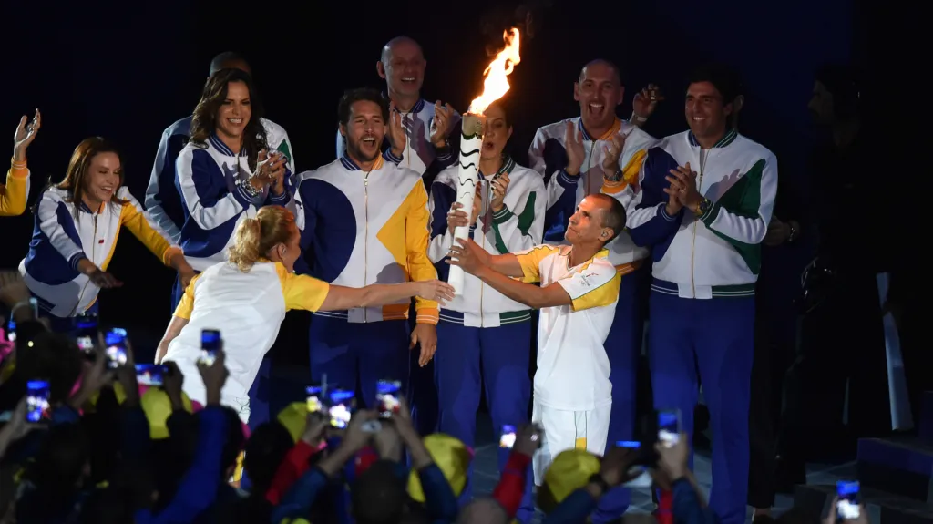 Vanderlei de Lima na Maracaná přebírá pochodeň s olympijským ohněm