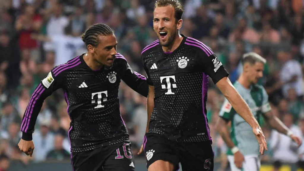 Leroy Sané a Harry Kane z Bayernu oslavují gól
