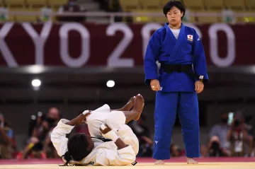 Vítězná Šori Hamadaová sleduje ležící Madeleine Malongaovou