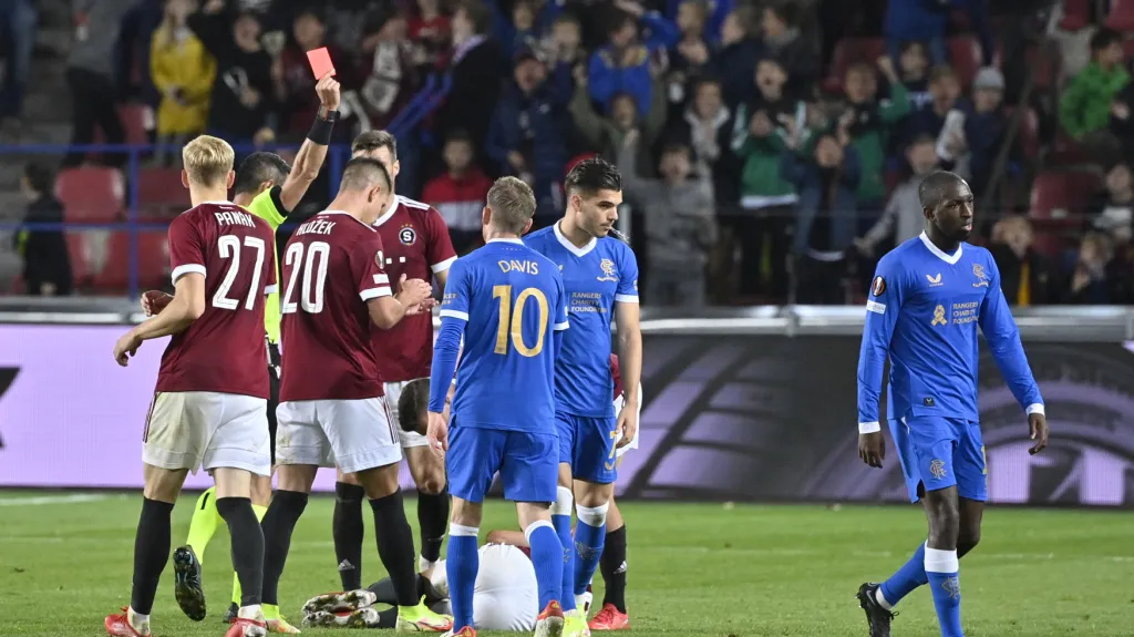 Glen Kamara z Rangers (vpravo) obdržel červenou kartu v utkání se Spartou Praha
