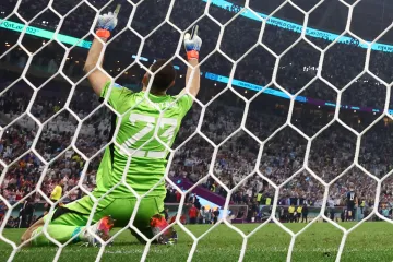 Slavící brankář Argentiny Emiliano Martínez