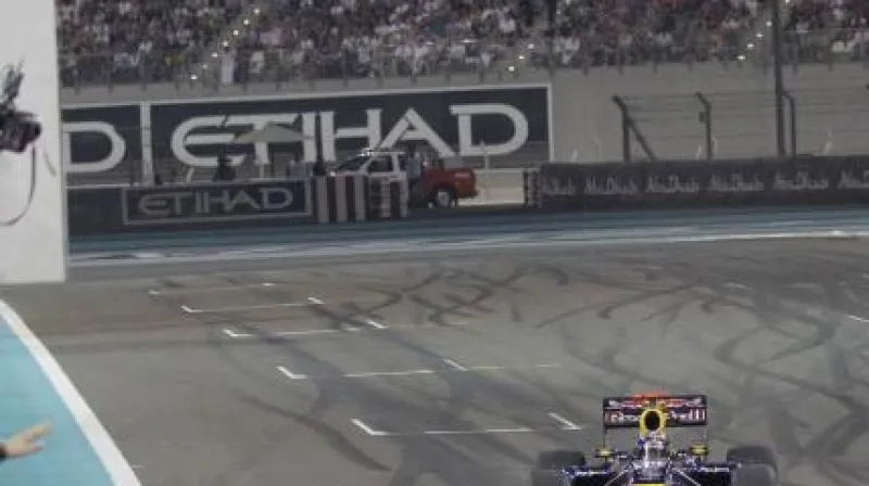 Vettel projíždí cílovou rovinou