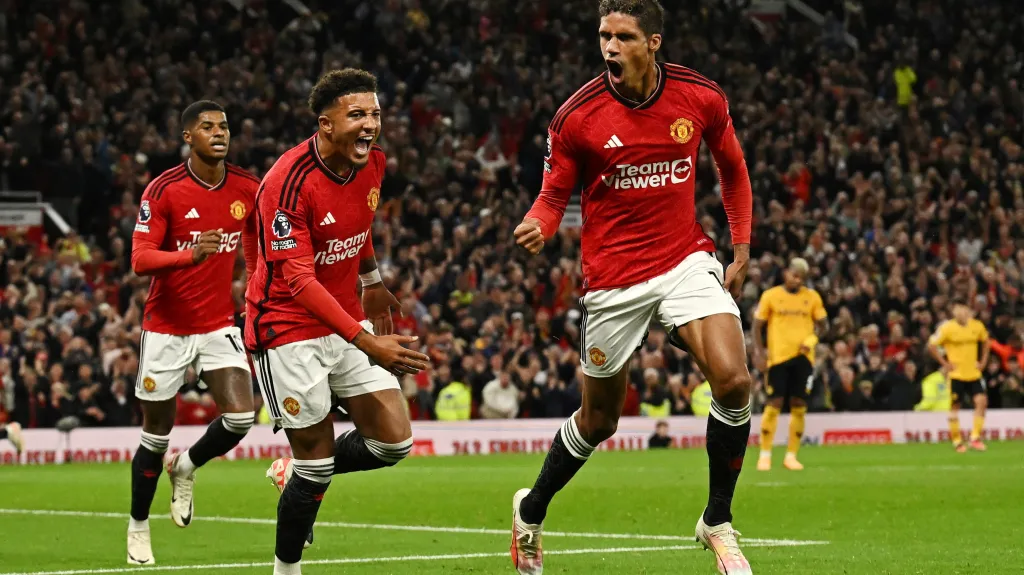 Raphaël Varane slaví gól na Old Trafford