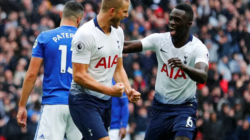 Eric Dier slaví gól Tottenhamu s Davinsonem Sánchezem