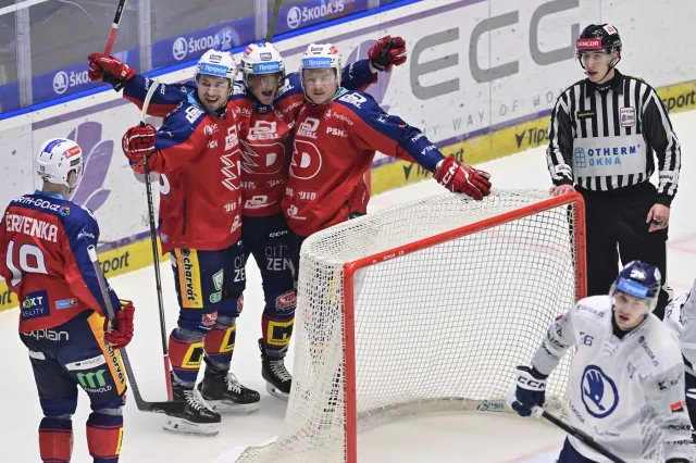 Sparta nestačila na Vítkovice, prohrál i Třinec. V čele jsou po výhře nad Plzní Pardubice