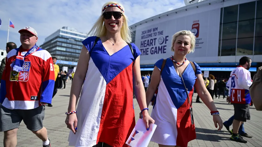 Čeští fanoušci před O2 arenou