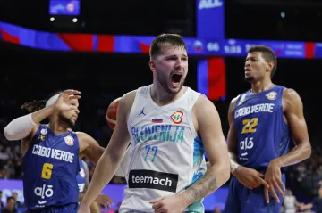 Luka Dončič ze Slovinska slaví proti Kapverdám