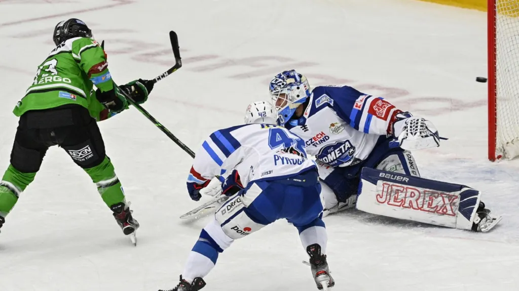 Pavel Kousal střílí vítěznou branku do sítě Komety Brno