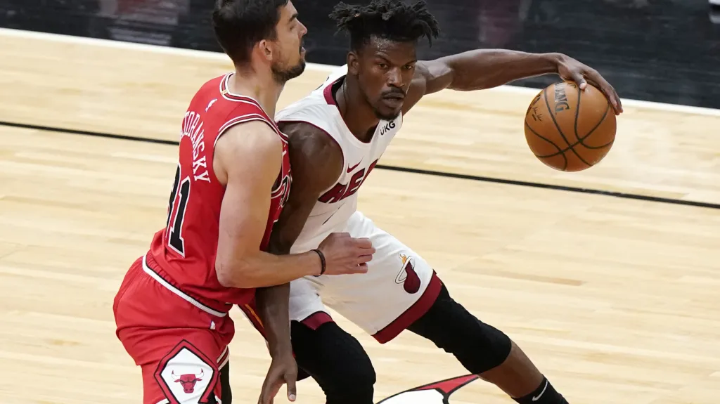 Tomáš Satoranský z Chicaga brání Jimmyho Butlera z Miami Heat