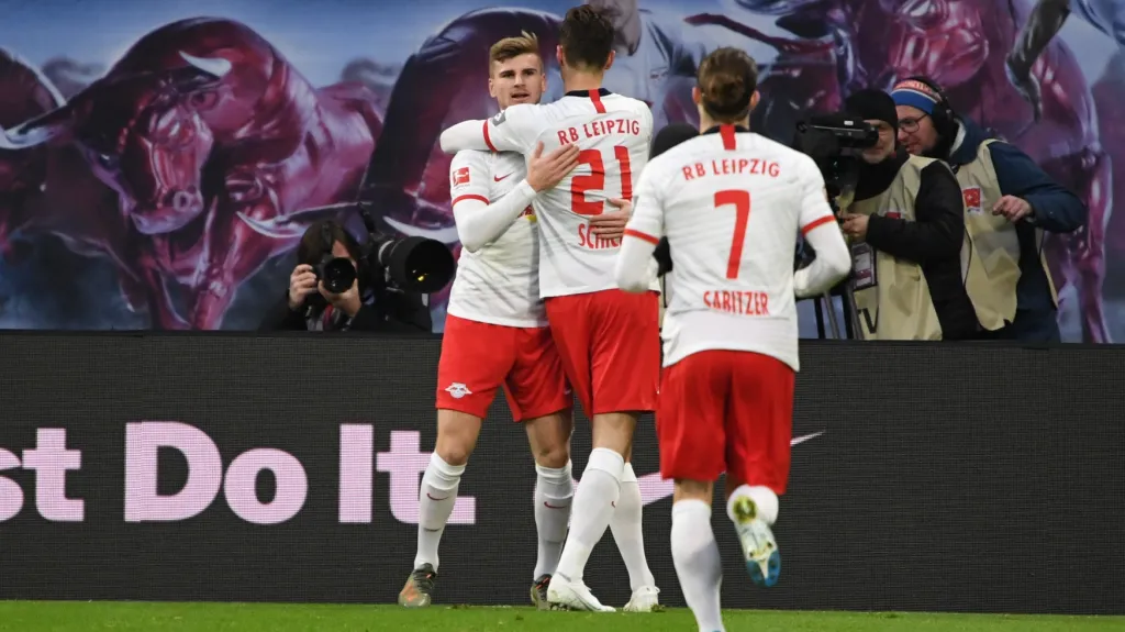 Patrik Schick v objetí se spoluhráčem z Lipska Timo Wernerem