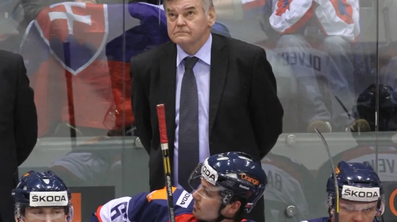 Kouč Vladimír Vůjtek na lavičce Slováků