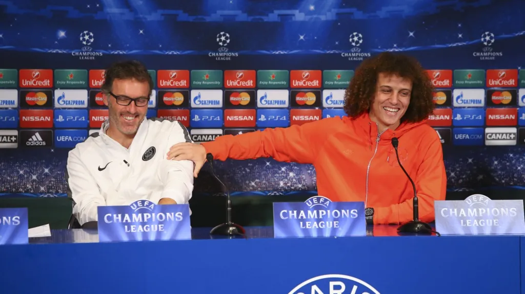 Trenér PSG Lauren Blanc (vlevo) a David Luiz během tiskové konference Ligy mistrů