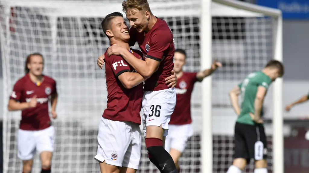 Slavící sparťanské mladí. Adam Hložek (vlevo) se raduje s Adamem Karabcem