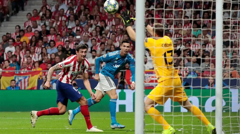 Jan Oblak z Atlética Madrid chytá hlavičku Cristiana Ronalda z Juventusu