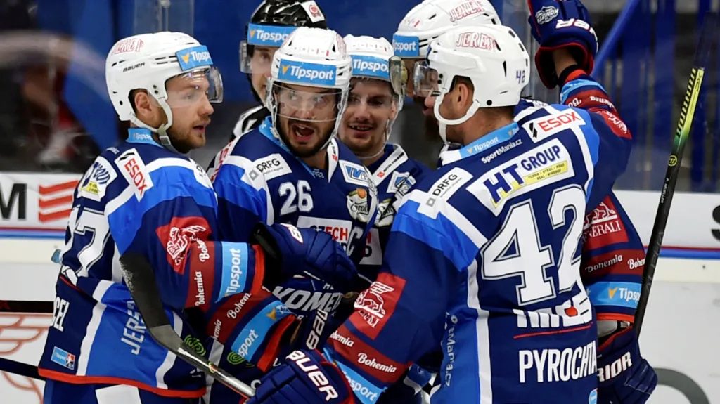 Hokejisté Komety slaví branku Martina Zaťoviče