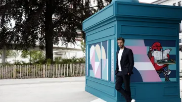 Šéf organizačního výboru pařížských Her Tony Estanguet v olympijské vesnici