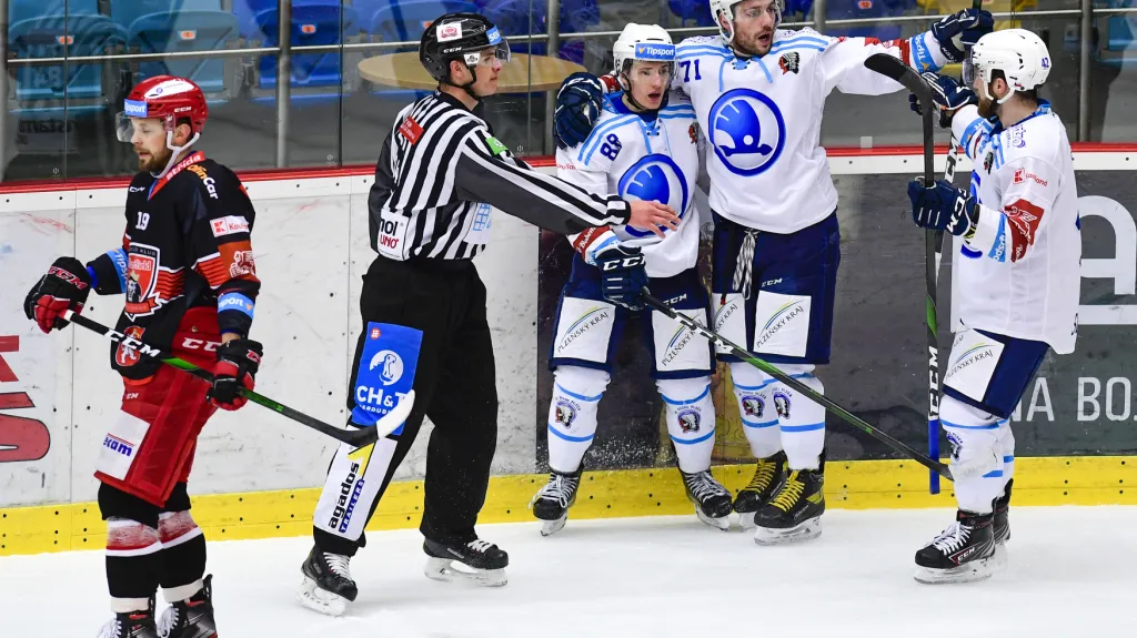 Hokejisté Plzně slaví gól na ledě Hradce Králové