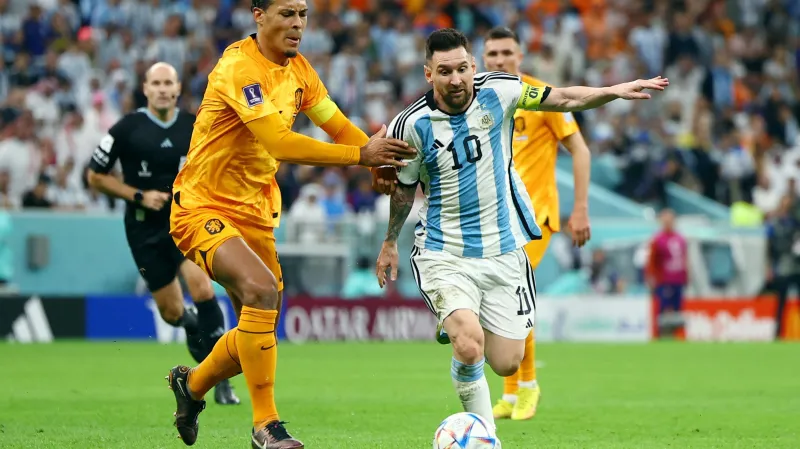 Argentinec Lionel Messi v souboji s Nizozemcem Virgilem van Dijkem
