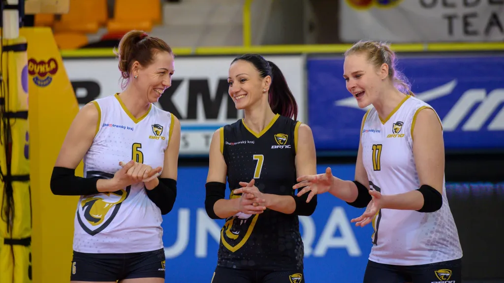 Spokojené Šelmy (s šestkou Soňa Nováková, se sedmičkou Markéta Chlumská a č. 17 Šárka Sklenářová)