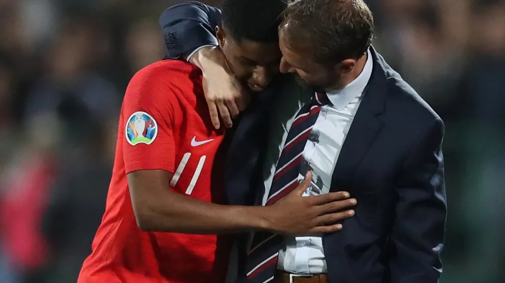 Marcus Rashford a trenér Gareth Southgate v utkání kvalifikace ME v Bulharsku