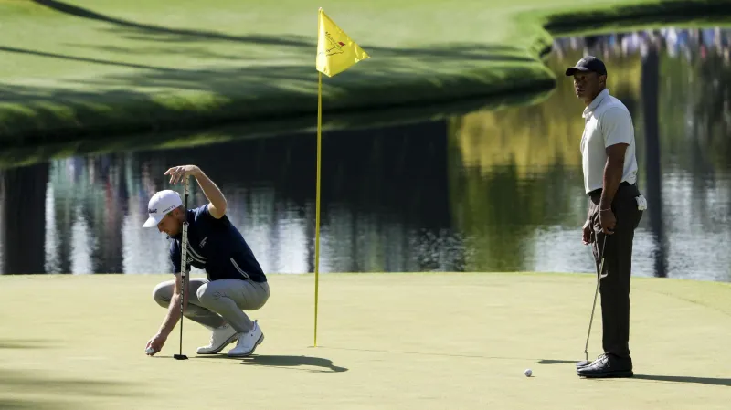 Tiger Woods a Will Zalatoris při tréninkovém kole Masters