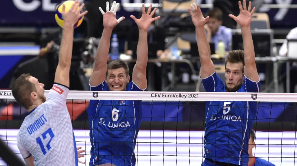 Michal Finger (vlevo) a Adam Zajíček se snaží blokovat ve čtvrtfinále ME