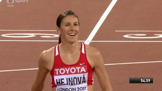 Semifinálový běh Zuzany Hejnové v závodě na 400 metrů překážek
