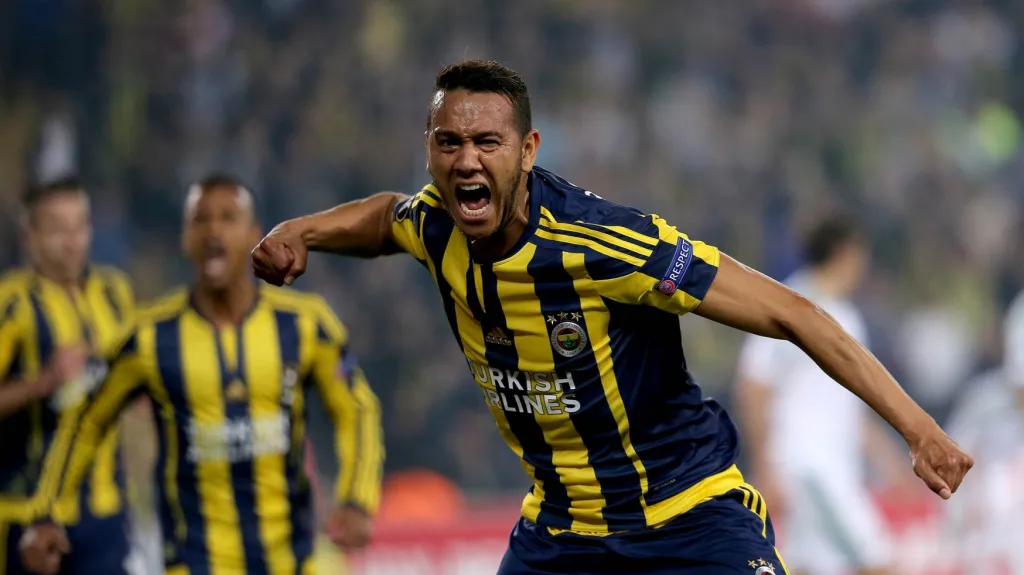 Josef de Souza z Fenerbahce se raduje ze vstřelené branky