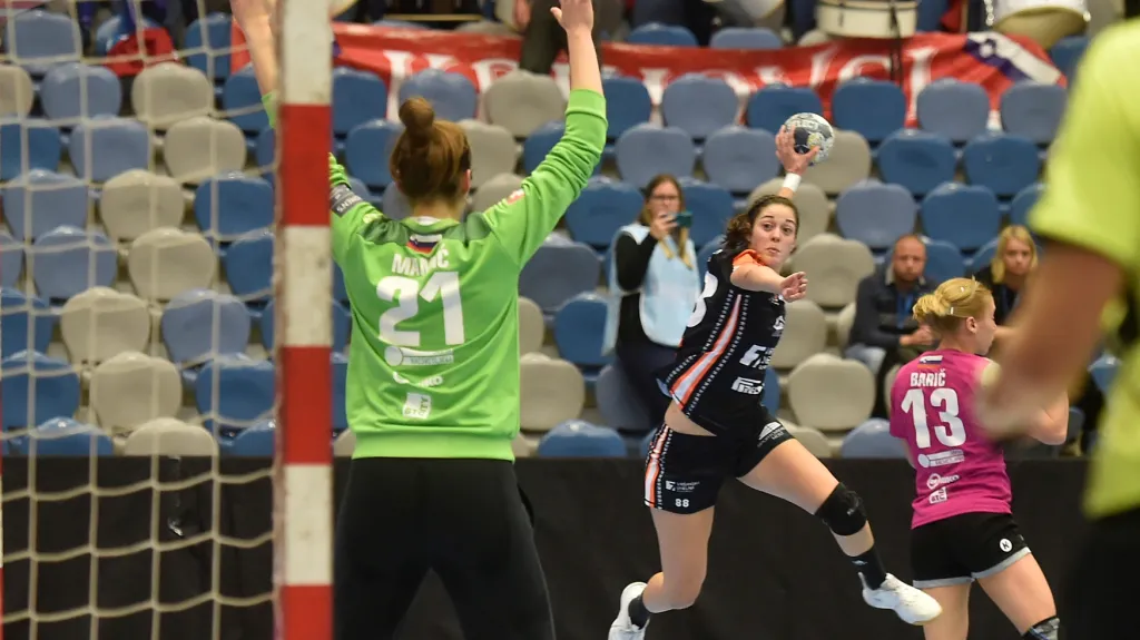 Dominika Zachová z Baníku Most střílí na branku