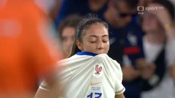 Vlastní gól Francouzky Bachaové v zápase s Nizozemskem