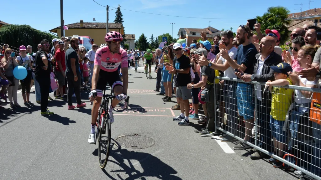 Tom Dumoulin v dresu vedoucího muže Giro d'Italia 