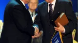 Předseda FIFA Sepp Blatter gratuluje Josefu Masopustovi