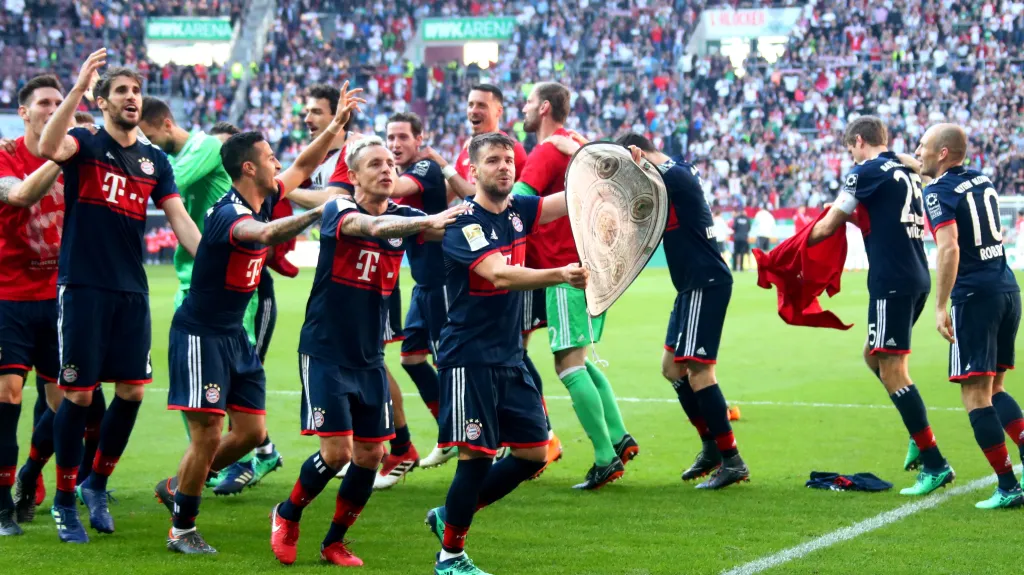 Fotbalisté Bayernu Mnichov se radují ze zisku mistrovského titulu