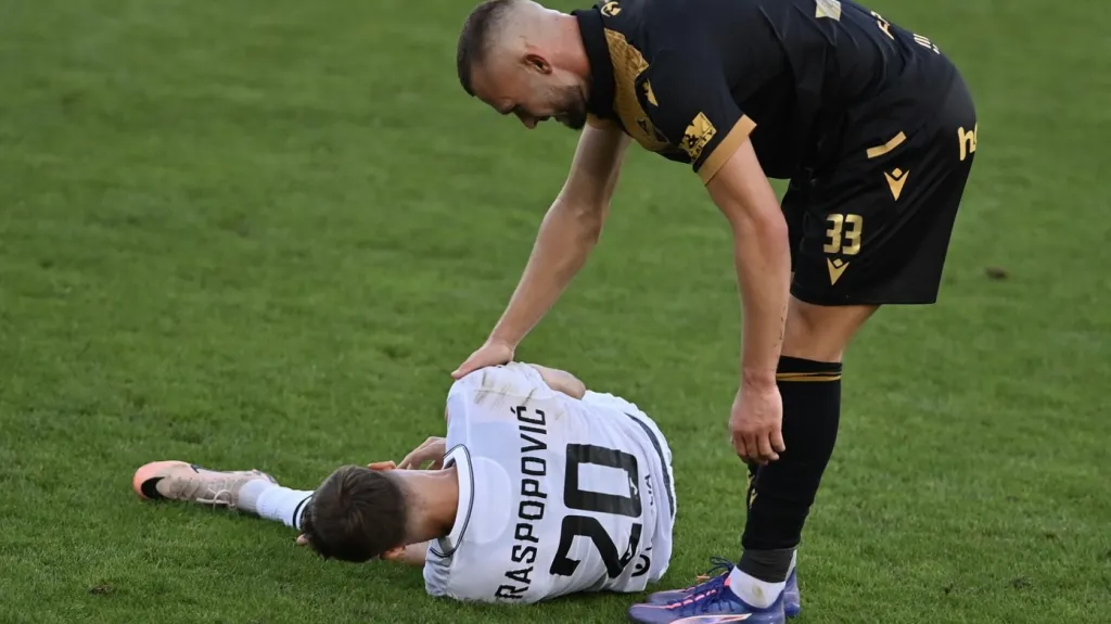 Na zemi Momčilo Raspopovič z Karviné a Erik Prekop z Ostravy