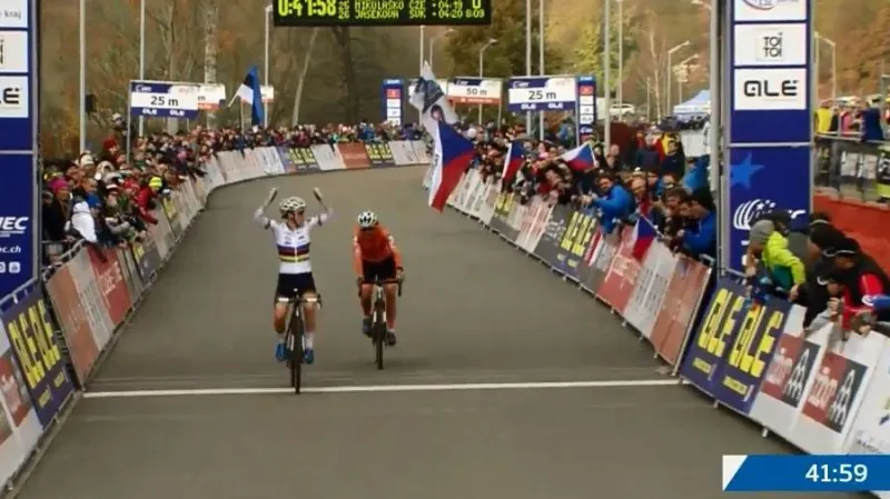 Závěr závodu žen na ME v cyklokrosu