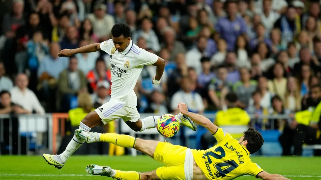 Rodrygo z Realu obchází Pedrazu z Villarrealu