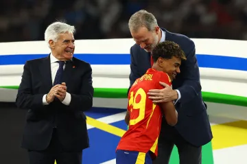 Lamine Yamal s králem Filipem VI. po finále ME