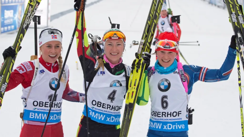 Tiril Eckohoffová, Darja Domračevová a Veronika Vítková se radují v cíli závodu s hromadným startem biatlonistek