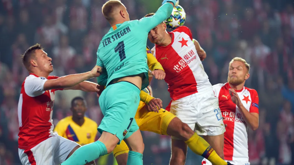 Slávisté častokrát doma dotírali na branku Ter Stegena, uspěli jen jednou