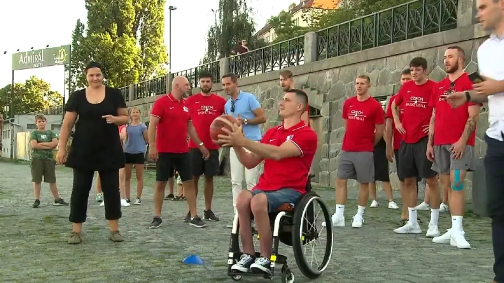 Každý proměněný koš na smíchovské náplavce pomůže basketbalistům na vozíku