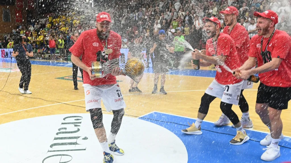 Kapitán Nymburku Martin Kříž s mistrovským pohárem