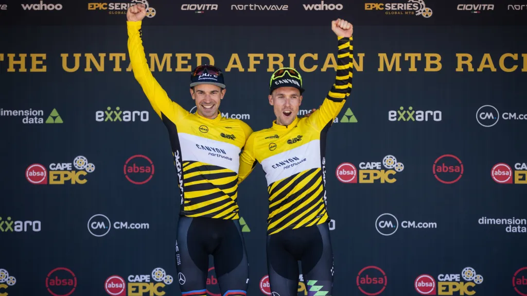 Andreas Seewald a Martin Stošek ve žlutých dresech pro lídry Cape Epic