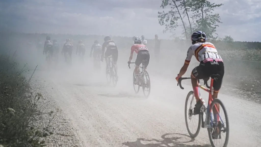 Cyklistky v prachu cest