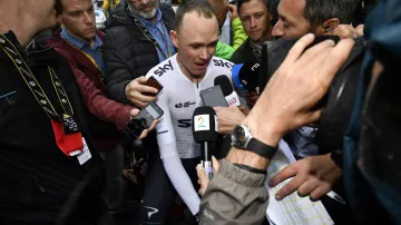 Chris Froome v obležení novinářů
