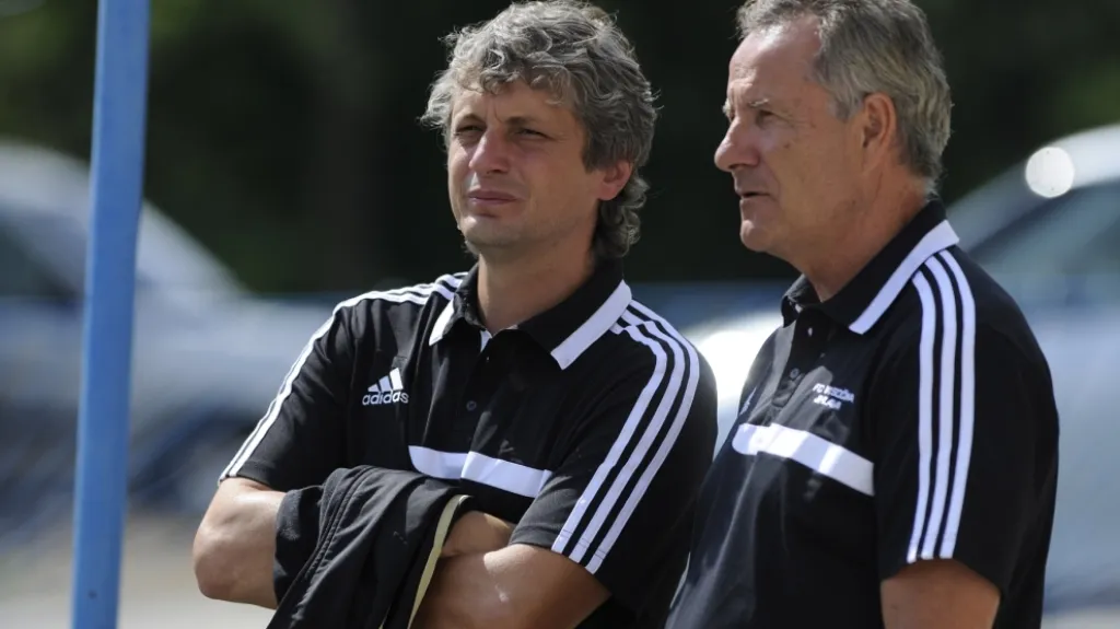 Trenér Bohemians 1905 Jozef Weber (vlevo) a trenér Jihlavy František Komňacký