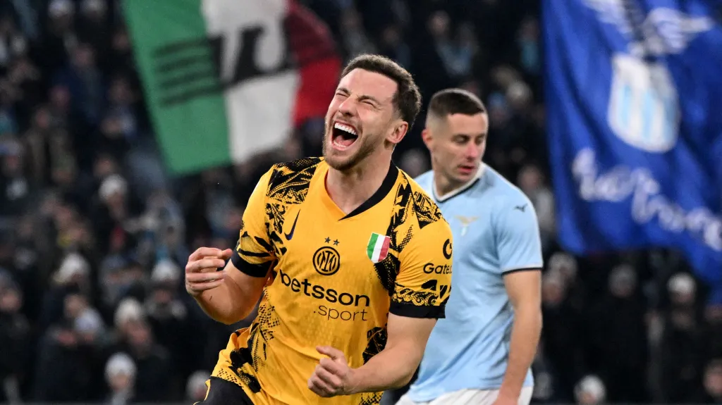 Carlos Augusto z Interu se raduje z gólu proti Laziu