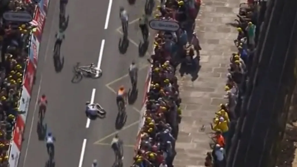 Tom Veelers po pádu v závěru 10. etapy 