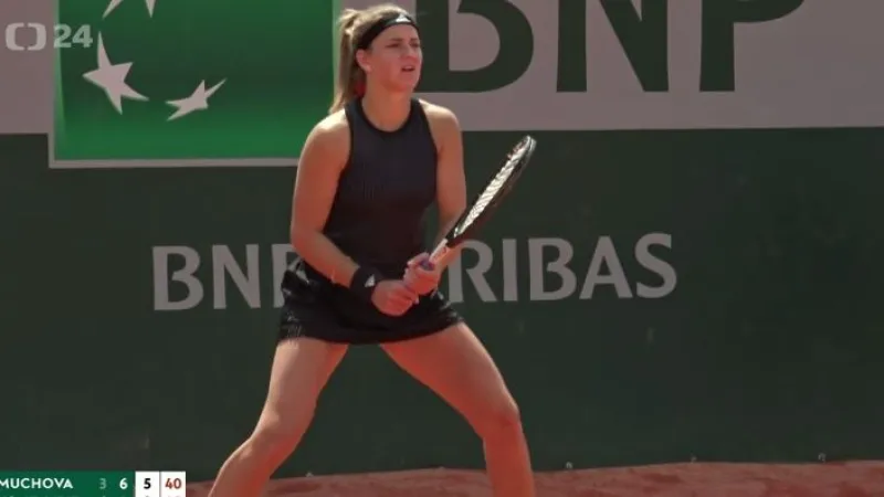 Muchová v Paříži postupuje, Bouzková končí