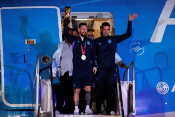 Lionel Messi a trenér Lionel Scaloni po přistání v Buenos Aires